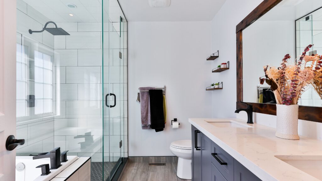 Inred ditt badrum med duschväggar med svart spröjs