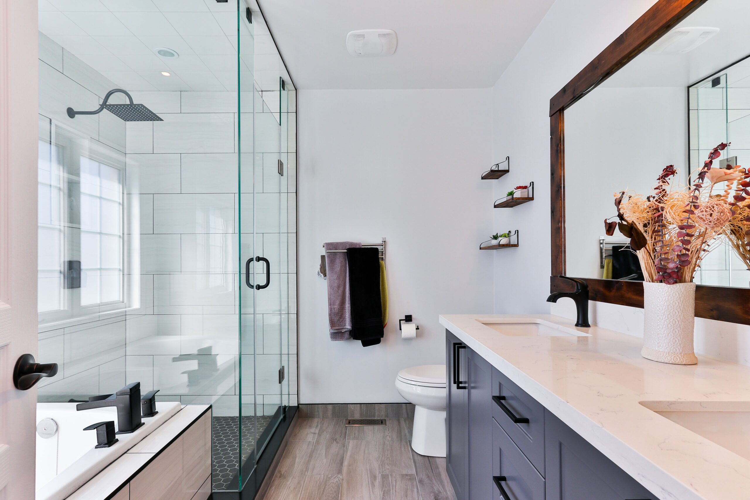 Inred ditt badrum med duschväggar med svart spröjs