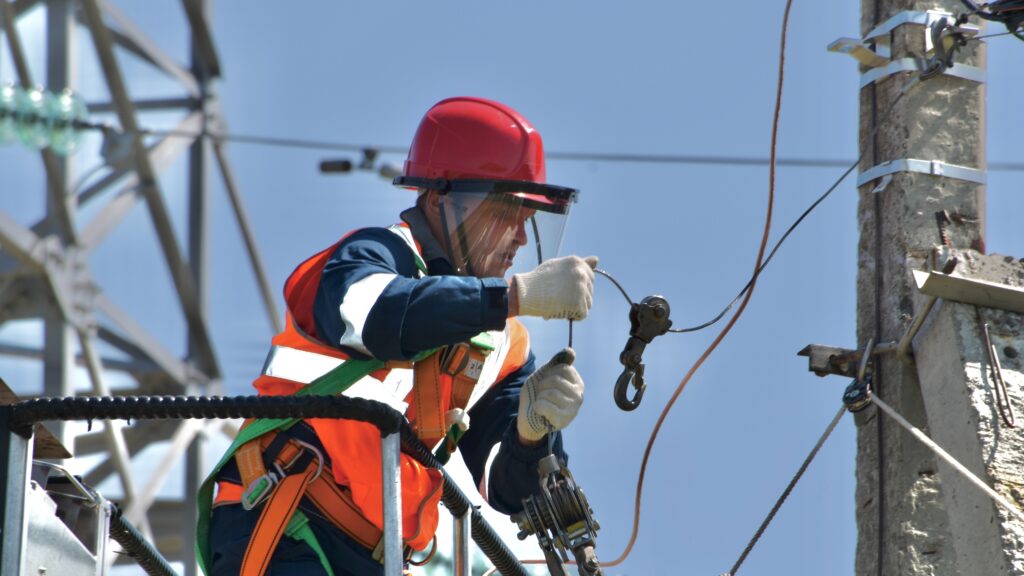 Bilden visar en elektriker som utför höghöjdsarbete. Genom rekryteringsutbildningar inom kravutbildning kan du enkelt rekrytera nya anställda under pågående kravutbildning som under en ESA utbildning.