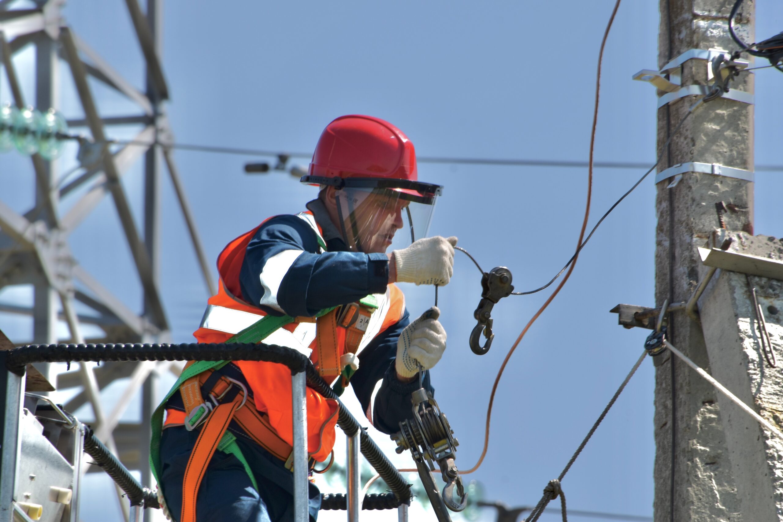 Bilden visar en elektriker som utför höghöjdsarbete. Genom rekryteringsutbildningar inom kravutbildning kan du enkelt rekrytera nya anställda under pågående kravutbildning som under en ESA utbildning.