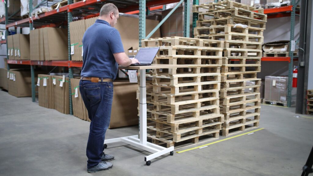 Bilden visar en person i ett lager. Logistiklösningar som tredjepartslogistik, 3PL är popoulära idag tillsammans med VAS lösningar som Rework och flera olika ompackningslösningar inom lagerhantering.