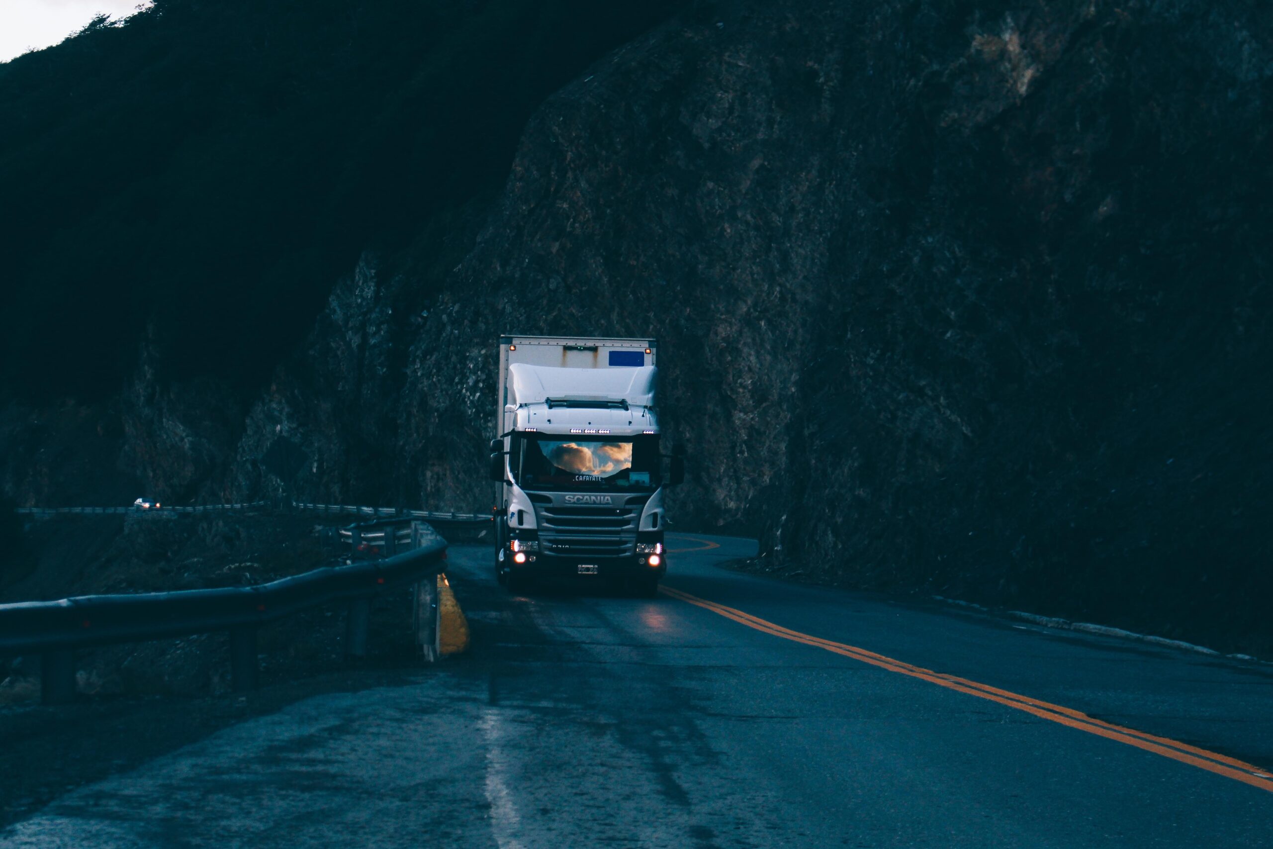 Bilden visar en lastbil som utför vägtransport.