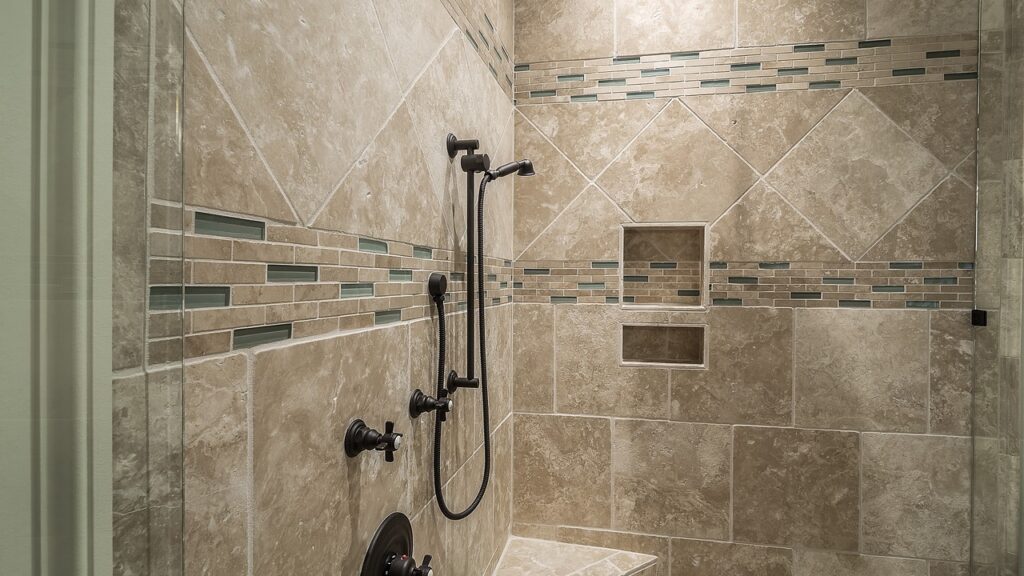 Bilden visar ett badrum med en svart duschblandare.