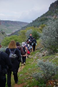 Steget in i skogen med rätt trailskor